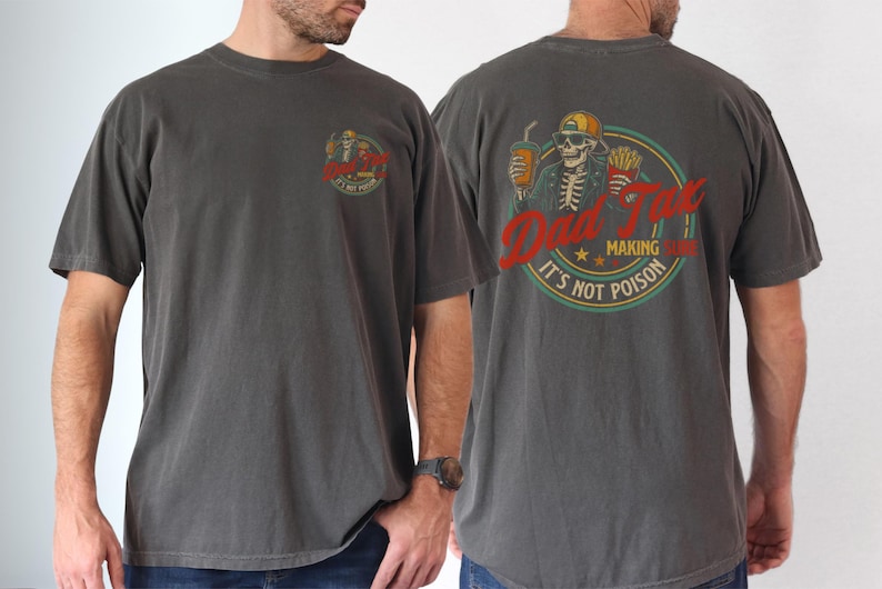 Pu&ograve; includere: T-shirt grigio scuro con grafica sul davanti e sul retro. La grafica anteriore &egrave; un design circolare con testo. La grafica posteriore presenta uno scheletro con cappello e occhiali da sole, che tiene in mano una bevanda e patatine fritte, con la scritta "Dad Fuel, It's Not Poison."