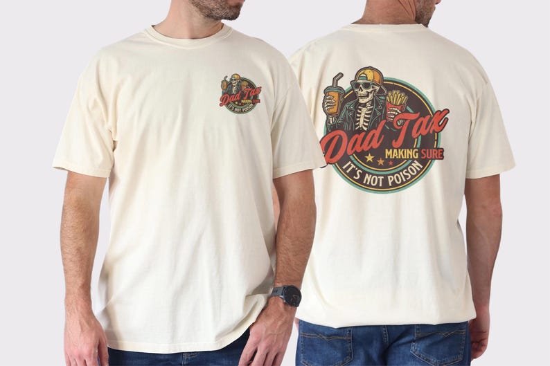 Pu&ograve; includere: T-shirt color crema con grafica sul davanti e sul retro. La grafica anteriore dice "Dad Tax" con uno scheletro. La grafica posteriore presenta uno scheletro con una bevanda e patatine fritte, con il testo "Dad Tax Making Sure It's Not Poison."