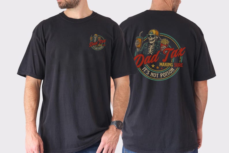 Pu&ograve; includere: T-shirt nero con grafica sul davanti e sul retro. La grafica anteriore &egrave; un design circolare con la scritta "Dad Tax". La grafica posteriore presenta uno scheletro con occhiali da sole e cappello, che tiene in mano una bevanda e patatine fritte, con la scritta "Dad Tax Making Sure It's Not Poison".