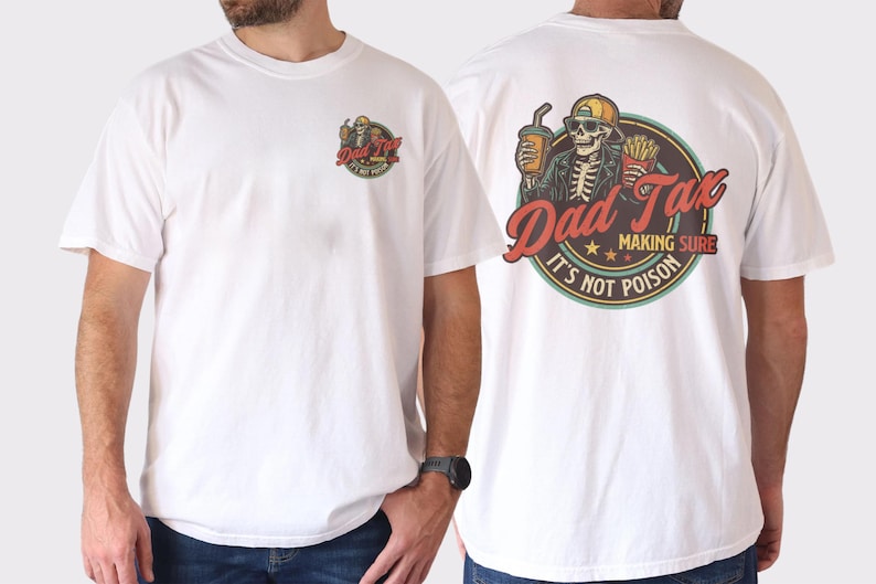 Pu&ograve; includere: T-shirt bianca con grafica sul davanti e sul retro. La grafica anteriore &egrave; uno scheletro con la scritta "Dad Tax". La grafica posteriore presenta uno scheletro con una bevanda e patatine fritte, e la scritta "Dad Tax, Making Sure It's Not Poison".