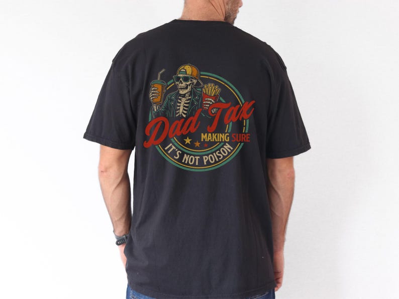 Pu&ograve; includere: T-shirt nero con grafica sul retro raffigurante uno scheletro con cappello e occhiali da sole, che tiene in mano una bevanda e patatine fritte. Il testo recita "Dad Tax MAKING SURE IT'S NOT POISON" in un design circolare.