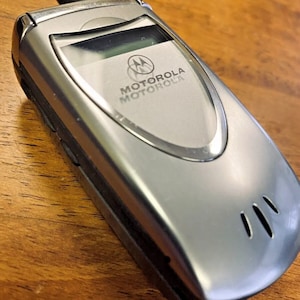 Vintage Motorola Cell Phone 60iT, TDMA, Battery is Charging