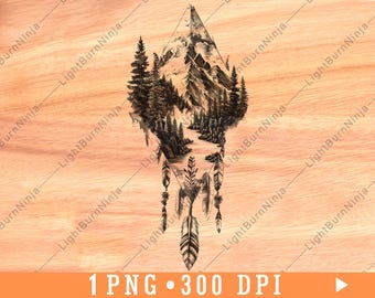 Peut inclure: Une illustration numérique en noir et blanc d'une chaîne de montagnes avec des arbres et une rivière qui la traverse. L'illustration a la forme d'un diamant avec des plumes qui pendent du bas.