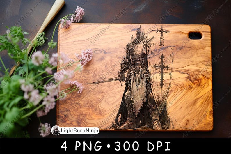 Op de afbeelding: Houten snijplank met een gedetailleerde illustratie van een ridder in harnas, met een zwaard en schild. Het ontwerp is in zwart en wit, tegen een lichtbruine houtnerf achtergrond. De tekst "4 PNG &bull; 300 DPI" staat onderaan.
