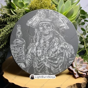 Skelettpirat spritflaska full sjörövare död svartskägg laserfil bränn gråskala skifferunderlägg svartvitt PNG-bild gravyr CNC-trä bild 6