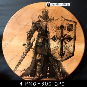 Op de afbeelding: Gedetailleerde illustratie van een middeleeuwse ridder in volledige wapenrusting, met een zwaard en schild. Het schild heeft een kruisontwerp. De afbeelding staat op een houten achtergrond met de tekst "4 PNG &bull; 300 DPI".