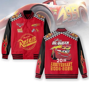 Può includere: Giacca bomber rossa e nera con Lightning McQueen del film Cars. La giacca ha maniche nere, grafiche a fiamma e il numero 95. La parte anteriore mostra il logo Rusteze, mentre il retro celebra il 20° anniversario.