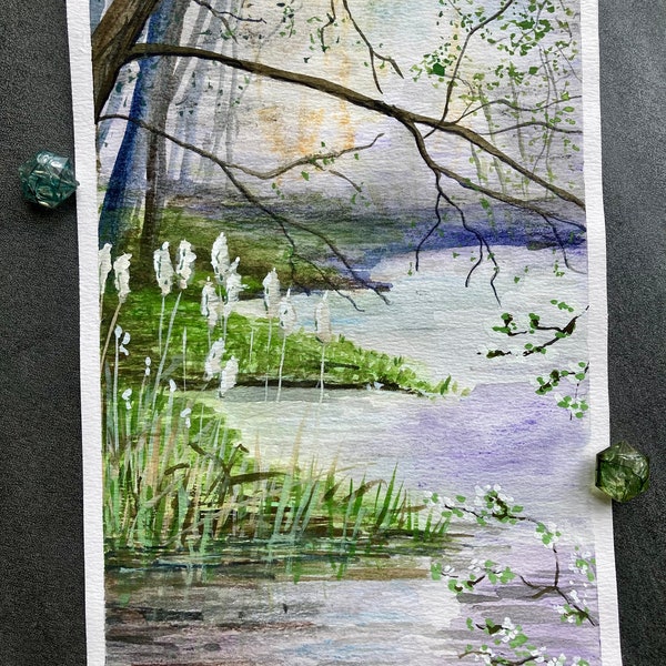 Peinture originale d'un étang bordé de roseaux et d’arbres en fleurs - aquarelle et gouache