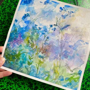 Dipinto originale ad acquerello di fiori e libellula - toni blu, viola e verde - SENZA CORNICE.