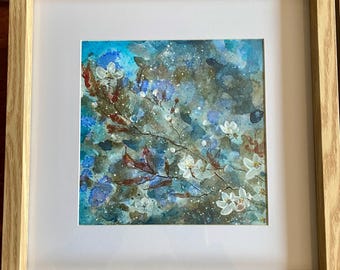 Acuarela original de pequeñas flores blancas sobre fondo azul en invierno – arte floral para pared – decoración relajante para la pared – idea de regalo para mujeres