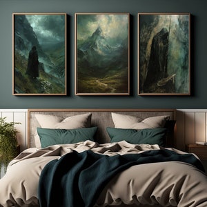 Könnte beinhalten: Drei gerahmte Landschaftsbilder, die eine dunkle Gestalt in einem Kapuzenmantel zeigen, die in einer Berglandschaft steht. Die Bilder hängen an einer dunkelgrünen Wand über einem Bett mit einer beigefarbenen Bettdecke und einer türkisfarbenen Tagesdecke.