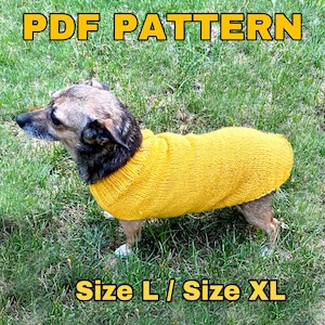 Può includere: Un piccolo cane che indossa un maglione di lana giallo. Il maglione è disponibile nelle taglie L e XL. L'immagine include il testo "PDF PATTERN".