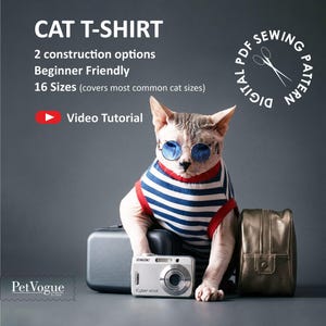 Peut inclure: Un chat sans poils portant un t-shirt à rayures bleues et blanches avec des bordures rouges et des lunettes de soleil rondes bleues. Le chat est accompagné d'un appareil photo numérique argenté, d'un étui noir et d'une pochette bronze. Texte : CAT T-SHIRT, 2 construction options, Beginner Friendly, 16 Sizes, Video Tutorial, PetVogue by Glo.