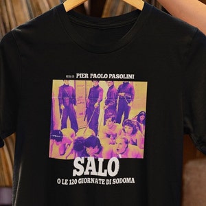 Op de afbeelding: Zwart T-shirt met een grafische print van een filmposter. De poster toont een scène uit de film "Salo of de 120 dagen van Sodom" van Pier Paolo Pasolini.
