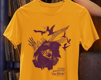 The Birds T-Shirt – Alfred Hitchcock Film Tee – 60s Horror Classic – Cult Movie Shirt – Retro Cinema Gift – Cinema Lover Top