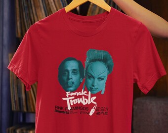 Chemise flamants roses Divine John Waters • Trouble féminin • T-shirt de film • Fan de style vintage • Cadeau parfait pour les amateurs de films cultes