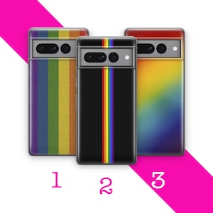 Può includere: Tre custodie per telefono con diversi design arcobaleno. La prima custodia ha un design arcobaleno glitter, la seconda custodia ha uno sfondo nero con una striscia arcobaleno al centro, e la terza custodia ha un design arcobaleno sfocato.