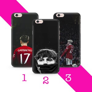 Könnte beinhalten: Drei verschiedene Handyhüllen mit einem Fußballspieler in einem roten Trikot. Die erste Hülle zeigt den Spieler von hinten mit dem Namen "GARNACHO" und der Nummer "17" auf dem Trikot. Die zweite Hülle zeigt eine Nahaufnahme des Gesichts des Spielers. Die dritte Hülle zeigt den Spieler, der ein Tor feiert, mit der Nummer "46" auf dem Trikot.