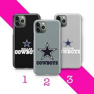 Peut inclure: Trois coques de téléphone noires, grises et gris clair, chacune avec le logo des Dallas Cowboys : une étoile bleu marine et le nom de l'équipe. Les coques sont numérotées 1, 2 et 3, sur fond blanc avec une bande diagonale rose.
