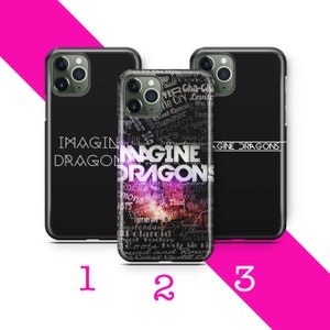 Op de afbeelding: Drie zwarte iPhone-hoesjes op een witte achtergrond. De hoesjes hebben een ontwerp van de band Imagine Dragons met de bandnaam en songtitels in witte tekst op een zwarte achtergrond. De hoesjes zijn genummerd 1, 2 en 3.