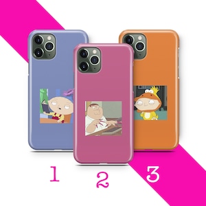Puede incluir: Tres fundas de teléfono diferentes con imágenes de personajes del programa de televisión animado Family Guy. La primera funda es azul con una imagen de Stewie Griffin leyendo un libro. La segunda funda es rosa con una imagen de Peter Griffin escribiendo en un teclado. La tercera funda es naranja con una imagen de Chris Griffin vestido de pollo.