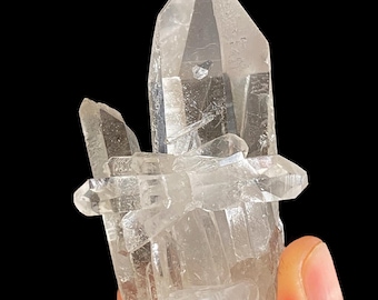 非常に透明な水晶、ブラジル産の宝石水晶、天然鉱物、石、岩、透明水晶