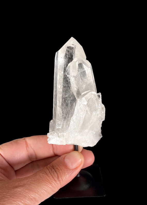 ブラジル、ミナスジェライス産、金属スタンド付き天然クリアクォーツ