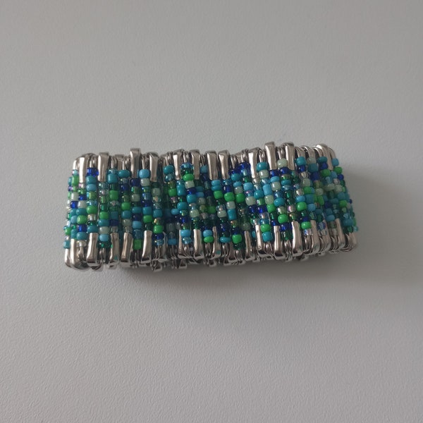 Bracelet en perles bleues et vertes avec épingles à nourrice