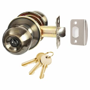 Könnte beinhalten: Ein antikes Türknauf-Set aus Messing mit einem runden Knauf, einer Falle und einem Schließblech. Drei goldfarbene Schlüssel sind enthalten. Die Hardware ist für Innentüren konzipiert und bietet eine klassische Ästhetik.