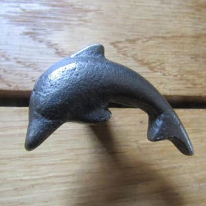 Op de afbeelding: Een set van drie keramische mokken met een gespikkelde, matte afwerking. De mokken zijn in crème, lichtbruin en donkerbruin. Elke mok heeft een eenvoudig, minimalistisch ontwerp.