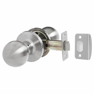 Könnte beinhalten: Ein Türknauf-Set aus gebürstetem Nickel mit rundem Griffdesign. Das Set enthält die Türknöpfe, eine Falle und eine Schließplatte. Die Hardware ist für Innentüren konzipiert und besteht aus Metall.