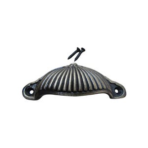 Puxador de gaveta em latão antigo com formato de concha e ranhuras para móveis de cozinha vintage.