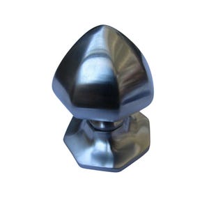 Könnte beinhalten: Ein Türknauf aus gebürstetem Metall mit einer dreieckigen Oberseite und einer achteckigen Basis. Der Knauf hat eine glänzende, reflektierende Oberfläche und ist für den Einsatz an Türen konzipiert. Die Hardware besteht aus einem langlebigen Metall.