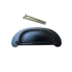 Peut inclure: Tirette de tiroir en fonte noire avec deux vis assorties. La tirette de tiroir a une forme en demi-lune avec une poignée arrondie et une finition mate. Quincaillerie pour armoires, tiroirs ou meubles.
