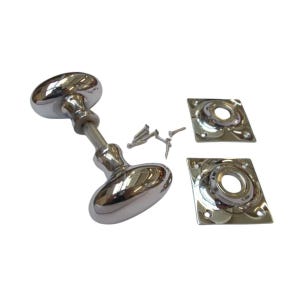 Può includere: Un set di maniglie per porte cromate lucide con maniglia ovale e due placche quadrate. Il set include viti per l'installazione. L'hardware ha una superficie riflettente.