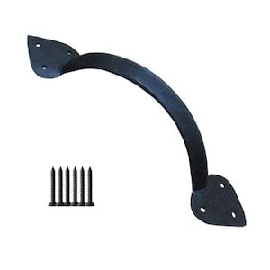 Könnte beinhalten: Schwarzer, gebogener Türgriff mit blattförmigen Enden. Enthält sechs schwarze Schrauben zur Montage. Der Griff ist aus Metall und hat eine matte Oberfläche. Ideal für Schränke, Schubladen oder Türen.