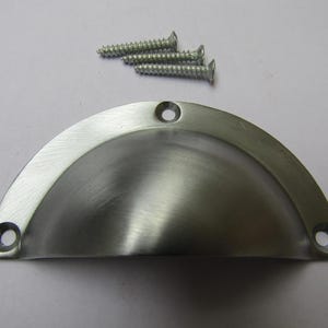 Tirador de taza victoriano pequeño, cromado satinado, para cajones de muebles de cocina vintage