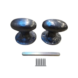 以下が含まれることがあります： 暗い質感の仕上げが施された、アンティークスタイルの楕円形のドアノブ2つ。お揃いの金属プレートとネジのセットが含まれています。ドアやキャビネットにヴィンテージ感を加えるのに最適です。