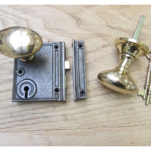 Juego de cerradura de borde vertical de hierro antiguo y latón ovalado