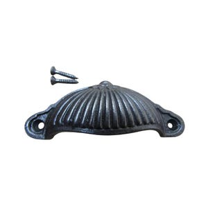 Puxador de concha canelado em ferro antigo para gavetas de móveis de cozinha vintage.