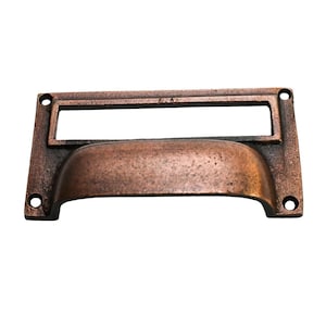 Puede incluir: Un juego de tres tazas de cerámica con un acabado moteado y mate. Las tazas son en tonos crema, gris claro y gris oscuro. Cada taza tiene un diseño simple y minimalista y un asa redondeada.