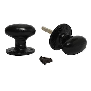 Puede incluir: Pomos de puerta ovalados negros con placa trasera y tornillos a juego. Los pomos tienen un diseño clásico y están hechos de un material oscuro. Herrajes para puertas interiores.