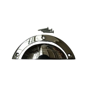 Könnte beinhalten: Ein glänzender, verchromter Muschelgriff mit halbkreisförmigem Design. Drei silberne Schrauben sind enthalten. Der Griff hat eine reflektierende Oberfläche, für Schubladen oder Schränke.