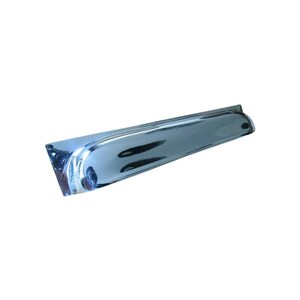 Può includere: Un deflettore per finestrino auto cromato, riflettente la luce e leggermente curvo. Il deflettore ha una forma rettangolare e allungata, con bordi arrotondati, progettato per deviare la luce solare e la pioggia.