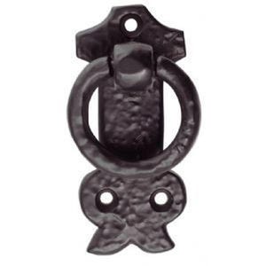 Könnte beinhalten: Ein dunkelbronze-farbener Schrankgriff mit gehammerter Textur. Der Griff hat einen Ringgriff und dekorative obere und untere Platten, jeweils mit Befestigungslöchern. Die Hardware ist für Möbel oder Schränke konzipiert.