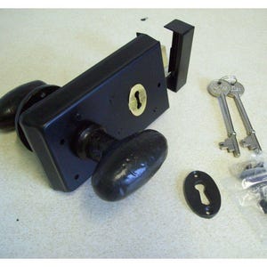 Peut inclure: Ensemble de serrure de porte noire avec deux poignées ovales, une rosace, deux clés et des accessoires de montage. La serrure a un trou de serrure en laiton et une finition en métal noir. Pour la sécurité des portes.