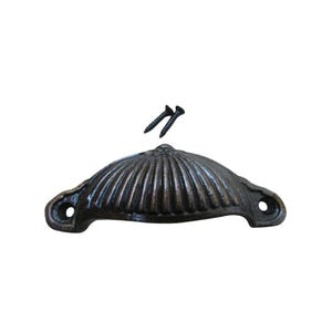 Puxador de concha canelado em cobre antigo para gavetas de móveis de cozinha vintage.