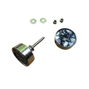 Könnte beinhalten: Schrankbeschlagsatz mit einem silberfarbenen Knopf und einem schwarz-weißen Mosaikdesign sowie Unterlegscheiben und Muttern. Der Knopf hat einen Gewindeschaft. Der Knopf hat einen Durchmesser von ca. 3 cm.