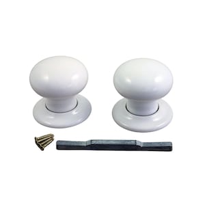 Könnte beinhalten: Zwei weiße, runde Türknöpfe mit passenden weißen Sockeln. Die Knöpfe werden von einer Metallstange und kleinen Schrauben begleitet, alles vor weißem Hintergrund. Türbeschläge.