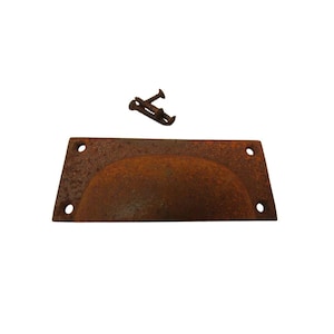 Könnte beinhalten: Ein rostiger, rechteckiger Schubladengriff mit gebogenem Griff und vier Schraubenlöchern. Zwei rostige Schrauben befinden sich über dem Griff. Die Hardware hat ein verwittertes, gealtertes Aussehen, das auf einen Vintage- oder Antik-Stil hindeutet.